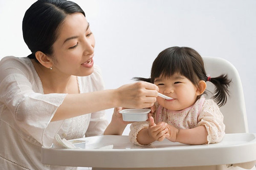 Mách mẹ cách cho bé 1-2 tuổi ăn sữa chua tốt nhất