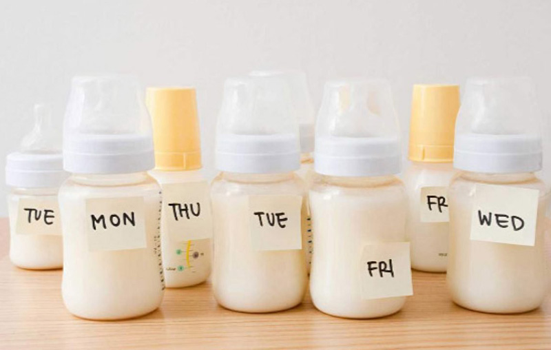 Sữa mẹ để ngoài được bao lâu thì an toàn cho bé sử dụng?