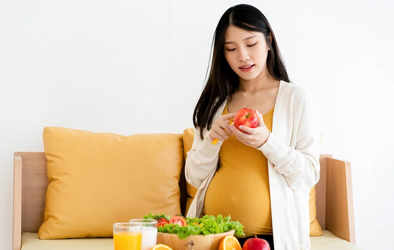 Trẻ sơ sinh bị táo bón: mẹ nên ăn gì để con dễ đi ngoài?